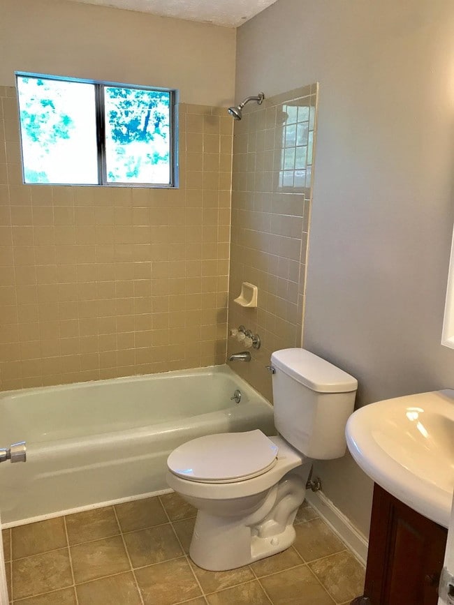 Photo - 220 Highwood Dr