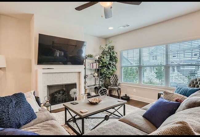 1353 Callahan Cv