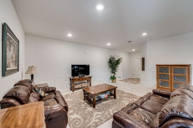 Photo - 809 Meadow Wood Ln