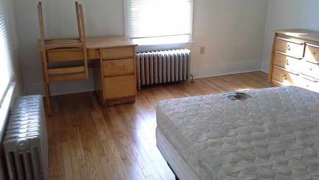 Photo - 931 E State St