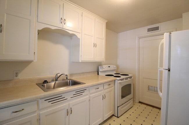 Photo - December FREE On This Non-Updated 1 Bedroom 1 Bath Duplex in Olathe