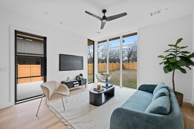Photo - 1409 Valleyridge Dr Unit B