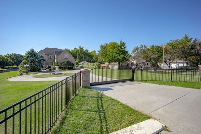 Building Photo - (5) Bed/(4.5) Bath + Study Avail NOW! Must-See Amenities!