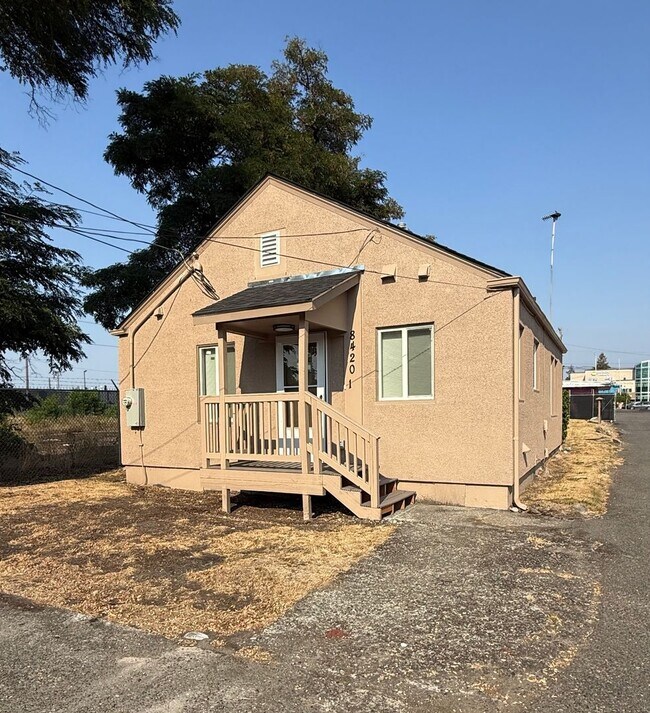 Building Photo - 8420 S Tacoma Way Unit 1