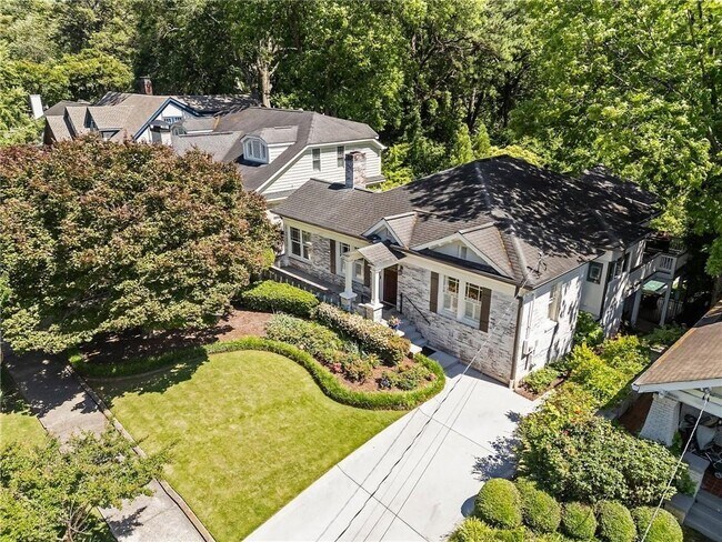 Photo - 663 Yorkshire Rd NE