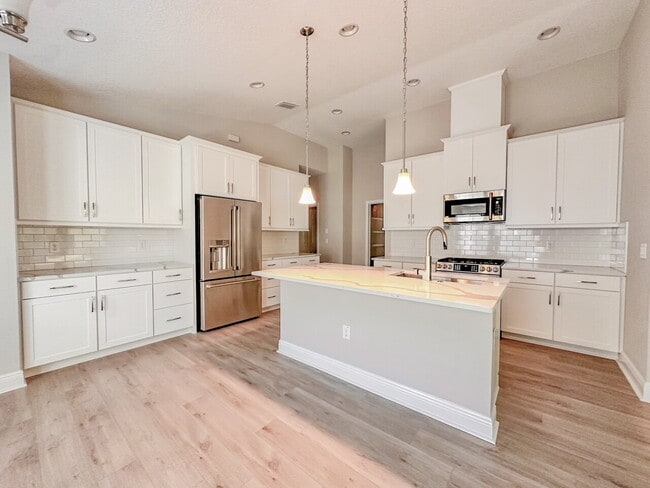Photo - "Charming 3-Bedroom Haven with 2 Full Baths in Serene Parrish FL!"