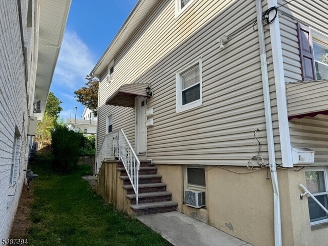 Photo - 687 Midland Ave Unidad 2