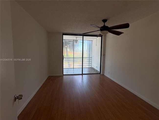 Photo - 2741 Taft St Unidad 211