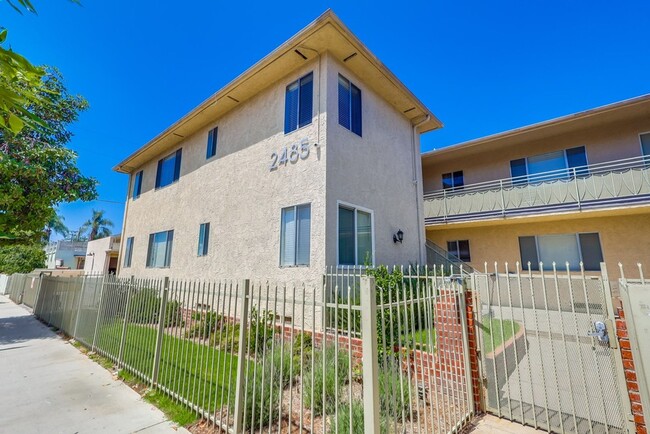 Photo - Classic Courtyard Building on Venice Blvd ...
