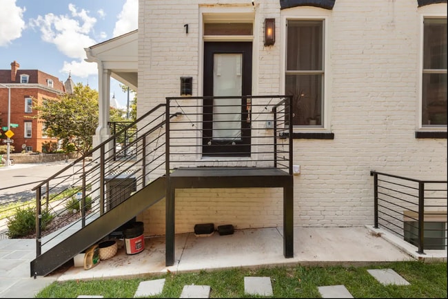 Photo - 1006 Monroe St NW Unidad Bright 3.5BR  3.5 BA