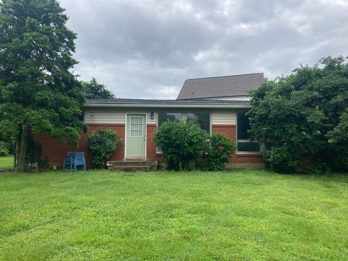 Great 3 Bed 1 Bath Home in South Nashville! - Great 3 Bed 1 Bath Home in South Nashville!