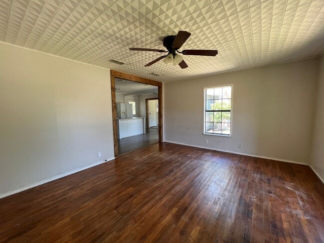 Photo - 1435 Groesbeck St