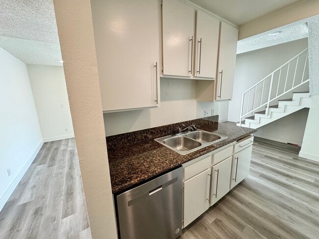 Photo - 3715 S Canfield Ave Unit 206