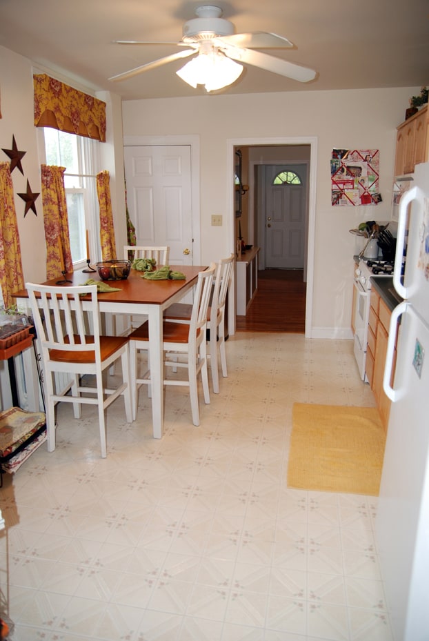 Large Eat in Kitchen - 1736 Ferndale Ave Unit 1