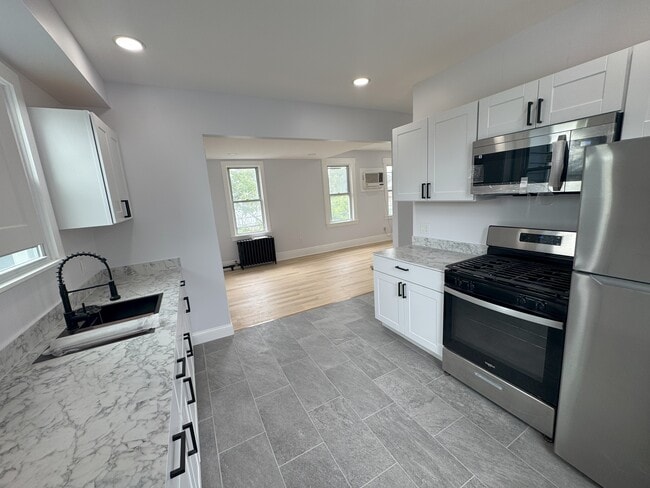 Building Photo - 273 Maple Ave Unit Three Bedroom 2nd Fl Rental
