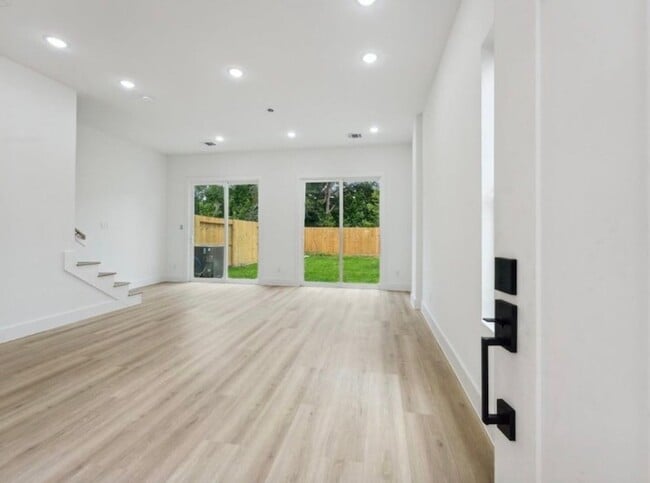 Photo - 7418 Maxroy St