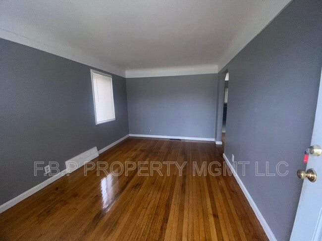 Photo - 7600 Pierson St