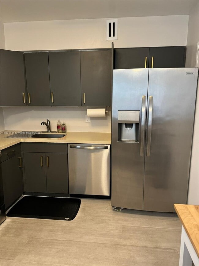 Photo - 5700 Collins Ave