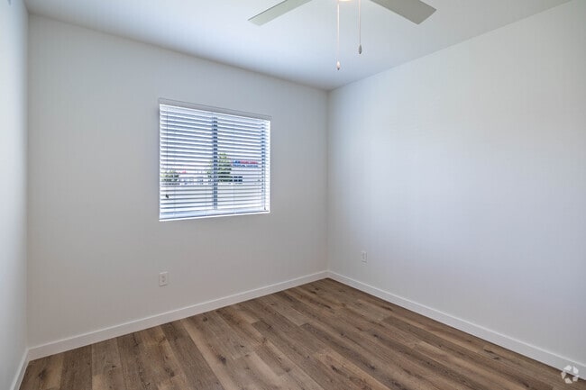 2BR, 2BA - 910SF - Primary Bedroom