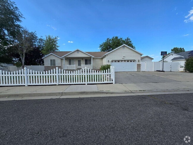 Building Photo - "Expansive 6-Bedroom Home with RV Parking ...