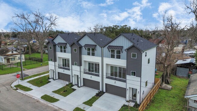 Photo - 1216 English St