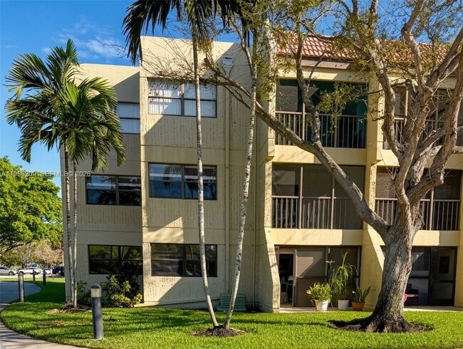 Building Photo - 220 Lakeview Dr Unit 102