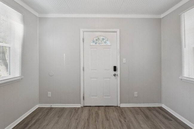 Photo - Large 3BR/2BA Near Downtown House For Rent