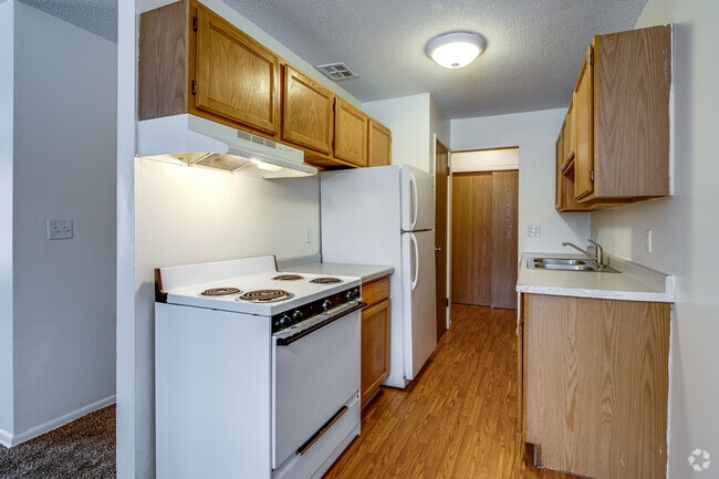 2BR, 1BA - 900SF