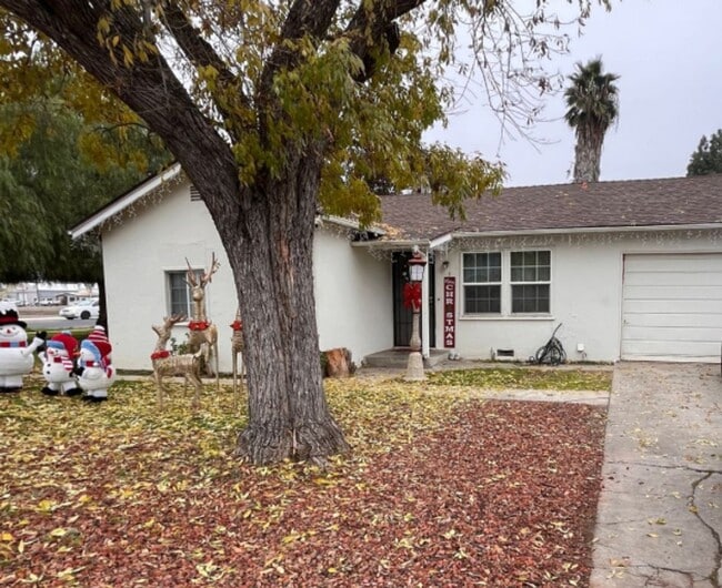 Building Photo - 2 Bedroom, 1 Bath Home for Rent on a HUGE Lot!