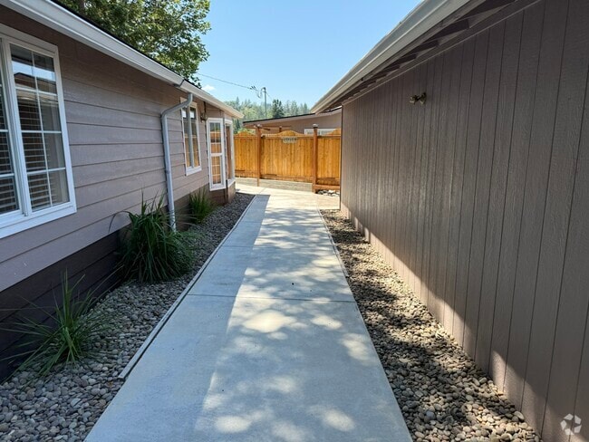 Building Photo - 1964 Cloverlawn Dr Unit ADU Rental