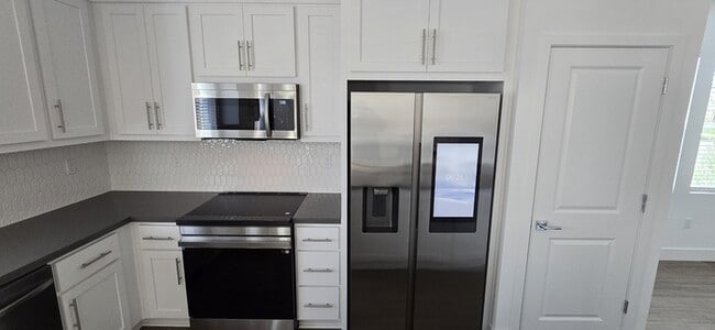 Photo - Lathrop - Gorgeous 5 Bedroom 3 Bathroom Home
