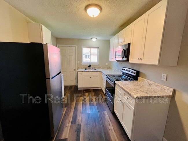 Building Photo - 287 Pine Ave Rental