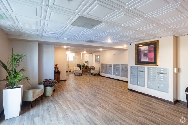 Main Lobby - Summit on Woodman