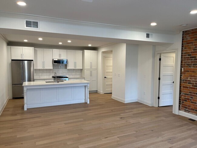 Photo - 692 N High St