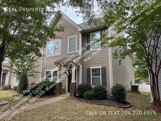 Charming 3BR/2.5BA House in Charlotte! - Charming 3BR/2.5BA House in Charlotte!