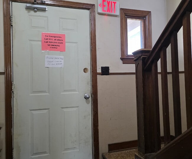 Photo - Large 2 Bedroom Upper Apartment in Menasha WI Unit 4