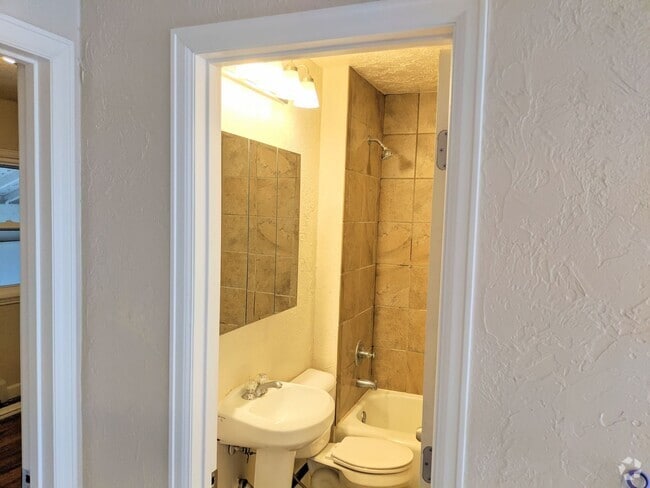Building Photo - 2505 E 11th St Unit Apt 2