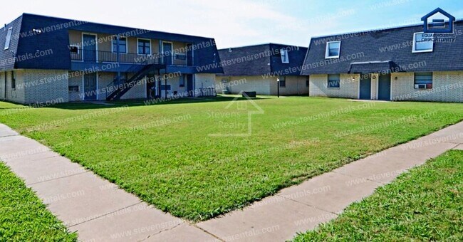 2110 NW Lindy Ave - 2110 NW Lindy Ave Apartment Unit C121