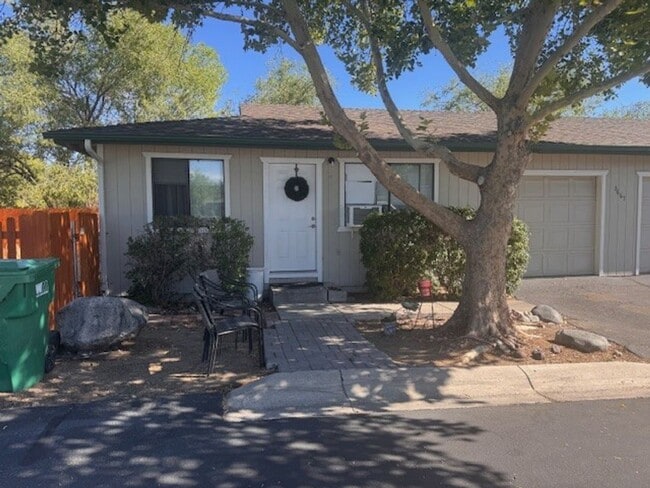 Building Photo - 1472 Unit B