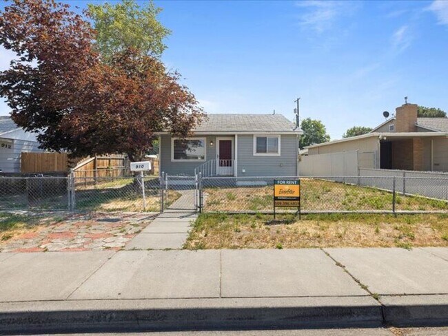 Photo - 910 Winslow Ave