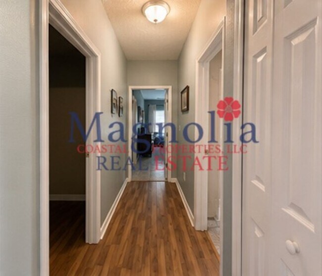Photo - 3 bedroom, 2 bathrooms in Richmond Hill's Mainstreet
