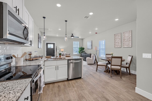 Cocina/sala de estar de la unidad inferior - Heritage Court Luxury Townhomes *Now Open