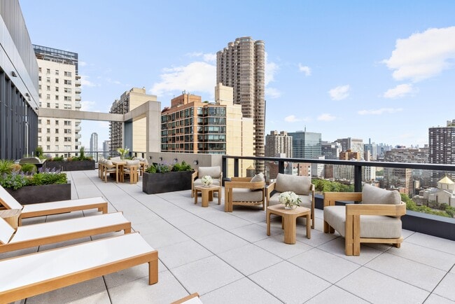 Eleva tu estilo de vida en The Lotus con este impresionante oasis en la azotea, que ofrece vistas panorámicas de la ciudad y elegantes áreas de descanso perfectas para relajarse o reunirse con amigos. Descubre tu nuevo hogar hoy mismo: ¡programa una visita ahora!