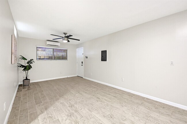 Photo - 1607 Welch St