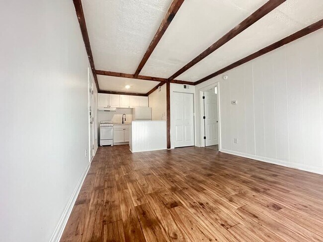Building Photo - 1904 Cambridge Dr Unit 8 Rental