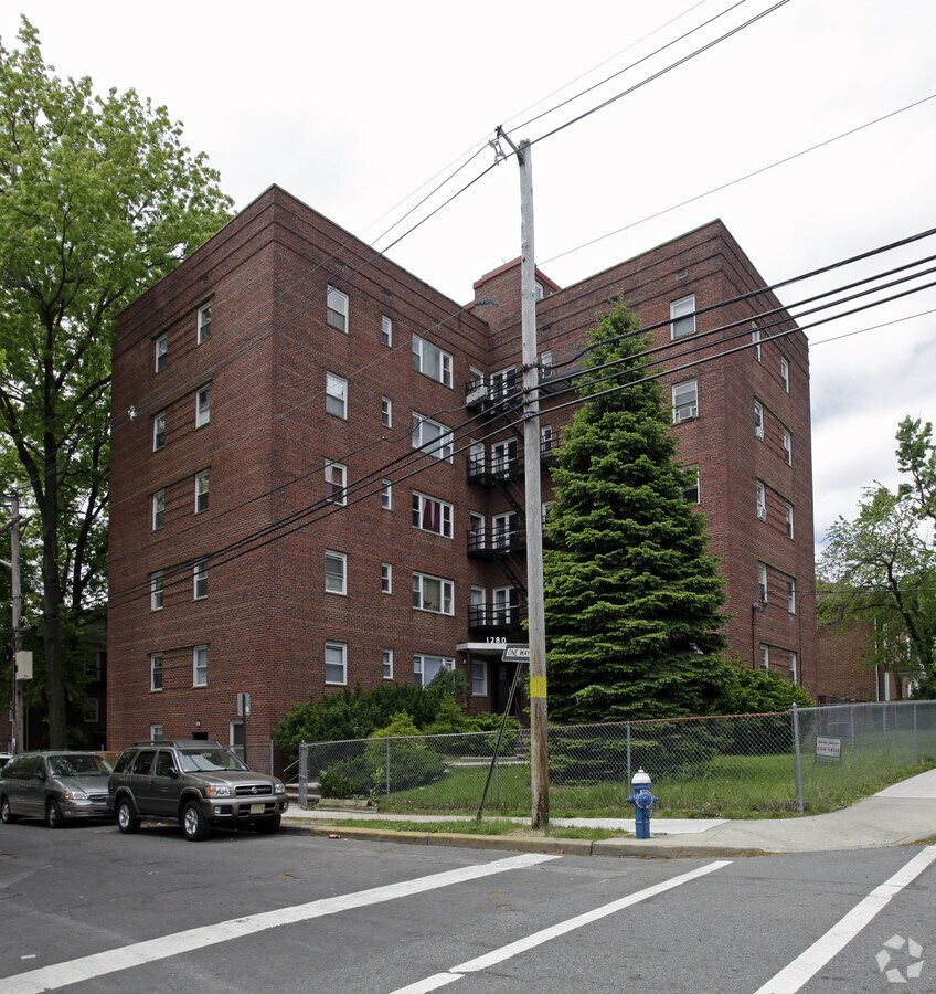 Primary Photo - 1278-1280 Clinton Ave Apartments