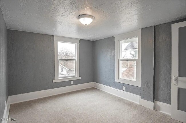 Photo - 682 Brown St