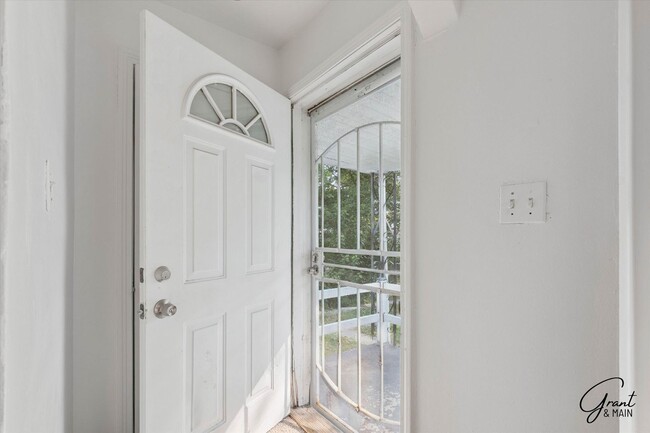 Photo - 3 Bedroom - 1 Bath- $1,150.00