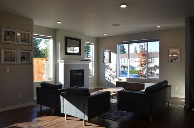 Photo - Spacious Master Bedroom for Rent in Modern...