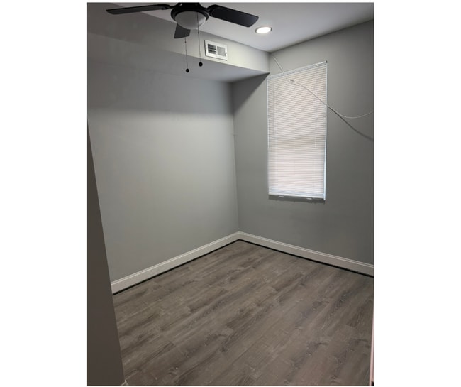 615 N Clinton St Unit BB AVAILABLE PRIV/BATH $800 BB